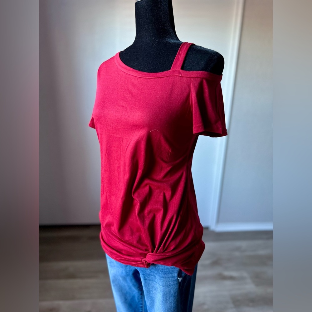 Women’s Short Sleeve Red Off-Shoulder Knot Tee